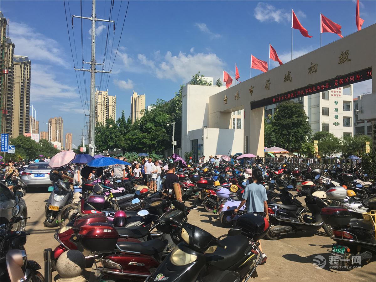 贵港桂林路荷城中学段开学季导致大堵车!